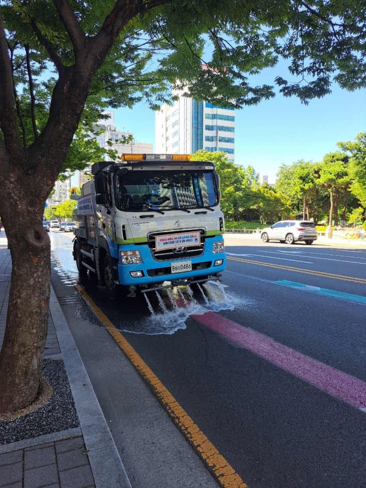 울산시는 지난달 24일부터 이달 말까지 주요 간선도로에 살수차를 운행한다. 살수차량이 도로에 물을 뿌리고 있다. 울산시 제공