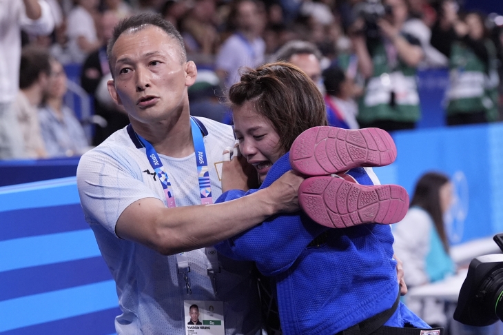 지난달 28일(현지시간) 파리 올림픽 유도 여자 52㎏급 16강전에서 패배한 뒤 오열하는 일본 여자 유도 아베 우타(24)의 모습. AP 연합뉴스