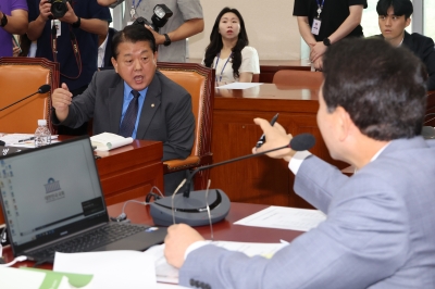 두 달 만에 열린 국방위 ‘네 탓’만…간사 선임도 전에 “사퇴하자”