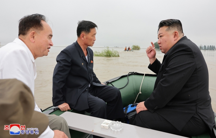 북한 평안북도 신의주시와 의주군 등 지역이 집중호우 인한 큰 피해를 입은 가운데 김정은 북한 국무위원장이 침수지역을 돌아보고 있다. 2024.7.31 조선중앙통신 연합뉴스