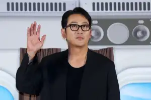 ‘47세’ 하정우, 드디어 품절남 되나…“♥비연예인과 7월 결혼식 올린다”
