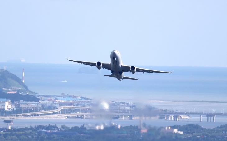 김해공항 이륙하는 항공기