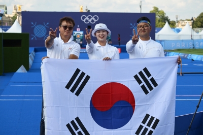 ‘신궁+신궁’ 한국 양궁, 혼성 단체서 3번째 金…전 종목 석권까지 두 발 남아