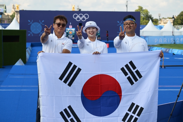 한국 양궁 국가대표 임시현과 김우진이 2일(한국시간) 프랑스 파리 레쟁발리드에서 열린 2024 파리올림픽 양궁 혼성 단체전 독일과의 결승에서 승리하고 2관왕에 오른 뒤 세레머니하고 있다. 파리올림픽사진공동취재단