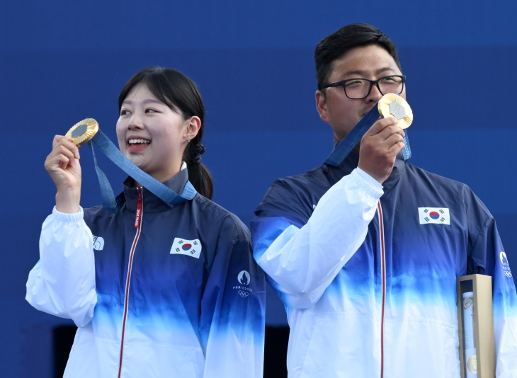 한국 양궁 국가대표 임시현과 김우진이 3일(한국시간) 프랑스 파리 레쟁발리드에서 열린 2024 파리올림픽 양궁 혼성 단체전에서 독일과의 결승을 6-0으로 승리하고 금메달을 들어 올리며 기뻐하고 있다. 파리올림픽사진공동취재단