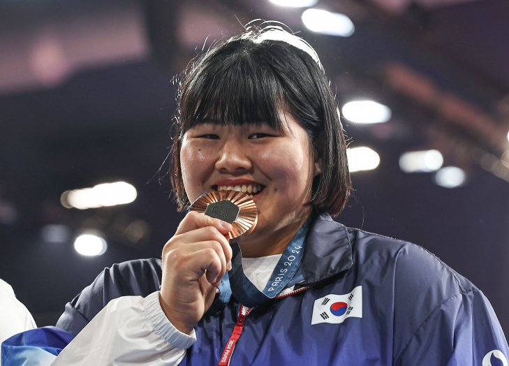 한국 유도 국가대표 김하윤이 3일(한국시간) 프랑스 파리 아레나 샹 드 마르스에서 열린 2024파리올림픽 유도 여자 78㎏ 이상급에서 3위를 차지하고 동메달을 깨물고 있다. 파리올림픽사진공동취재단