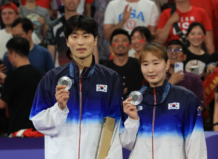 한국 배드민턴 국가대표 김원호-정나은이 2일(한국시간) 프랑스 파리 포르트 드 라샤펠 경기장에서 열린 2024 파리올림픽 배드민턴 혼합복식 결승전에서 정쓰웨이-황야충 조에 패한 뒤 은메달을 목에 걸고 있다. 파리올림픽사진공동취재단