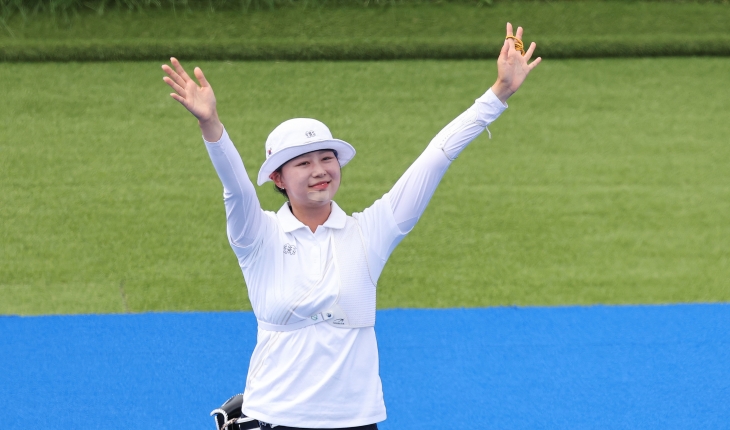 한국 양궁 국가대표 임시현이 3일(한국시간) 프랑스 파리 레쟁발리드에서 열린 2024 파리올림픽 양궁 여자 개인전 8강에서 멕시코의 알레한드라 발렌시아를 꺾고 준결승에 진출한  뒤 기뻐하고 있다. 파리 연합뉴스