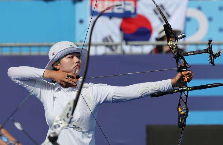 한국 양궁 국가대표 임시현이 3일(한국시간) 프랑스 파리 레쟁발리드에서 열린 2024 파리올림픽 양궁 여자 개인전 영국 메건 해버스와의 16강에서 활시위를 당기고 있다. 파리 연합뉴스