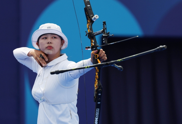 한국 양궁 국가대표 임시현이 3일(한국시간) 프랑스 파리 레쟁발리드에서 열린 2024 파리올림픽 양궁 여자 개인전 영국 메건 해버스와의 16강에서 화살을 쏘고 있다. 파리올림픽사진공동취재단