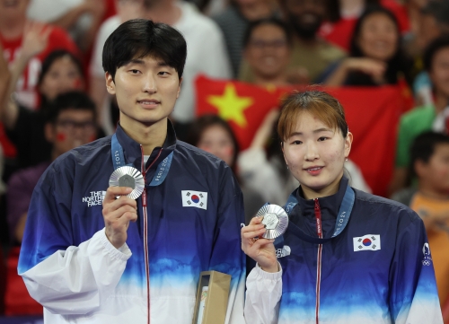 2일 밤(한국시간) 프랑스 파리 라 샤펠 아레나에서 열린 2024 파리올림픽 배드민턴 혼합복식 결승전에서 은메달을 따낸 김원호-정나은이 은메달을 목에 걸고 포즈를 취하고 있다.  연합뉴스