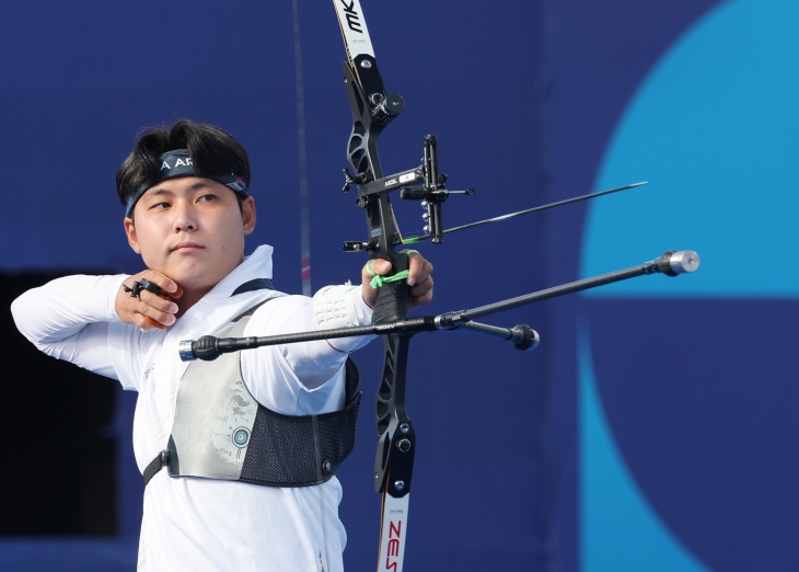 4일(현지시간) 프랑스 파리 앵발리드에서 열린 2024 파리올림픽 양궁 남자 개인전 중국의 왕옌과의 16강에서 한국 이우석이 과녁을 조준하고 있다. 2024.8.4 파리 연합뉴스