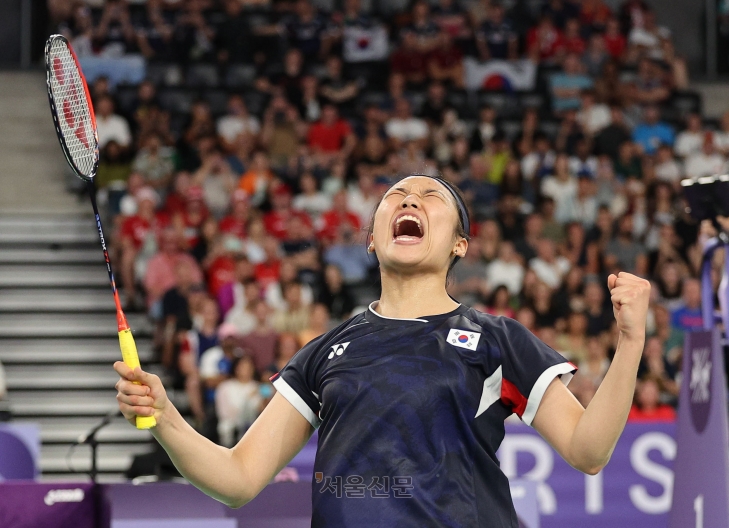 안세영이 4일(한국시간) 2024 파리올림픽 배드민턴 여자 단식 준결승전에서 2-1 역전승을 거두고 결승에 진출한 뒤 포효하고 있다. 파리 박지환 기자