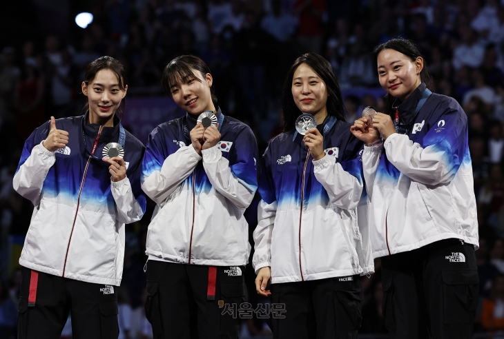 올림픽 역대 최고 성적을 거둔 한국 펜싱 여자 사브르 대표팀이 4일(한국시간) 프랑스 파리 그랑팔레에서 열린 시상식에서 은메달을 목에 건 채 기뻐하고 있다. 왼쪽부터 윤지수, 전하영, 전은혜, 최세빈. 파리 박지환 기자