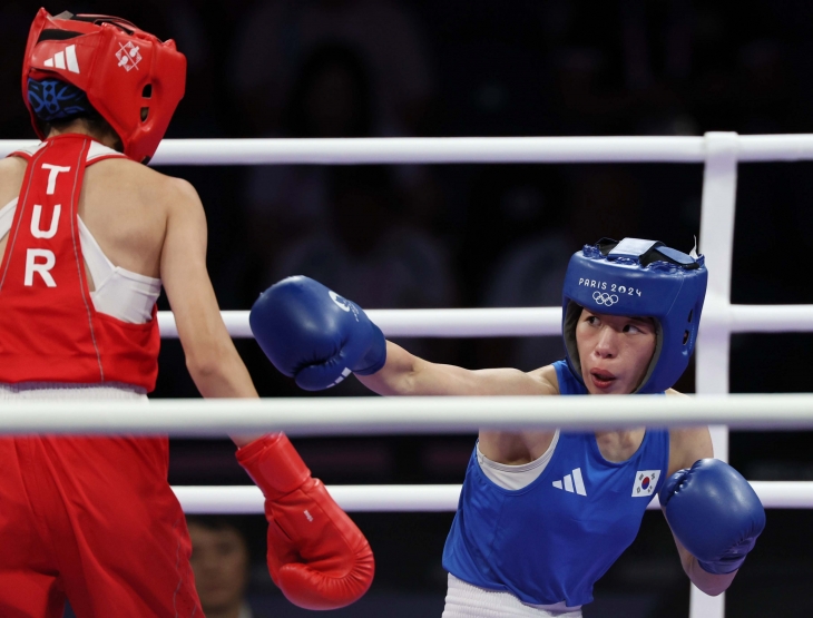 한국 복싱 국가대표 임애지가 4일(한국시간) 프랑스 파리의 노스 파리 아레나에서 열린 2024 파리올림픽 복싱 여자 54㎏급 준결승전에서 하티세 아크바시(튀르키예)를 상대로 주먹을 뻗고 있다. 파리올림픽사진공동취재단