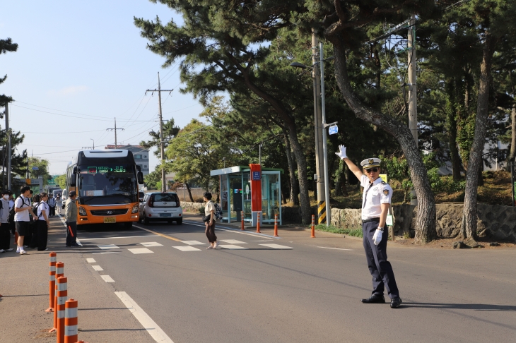 등하교 교통지도를 하는 학교안전경찰관.  제주도 제공