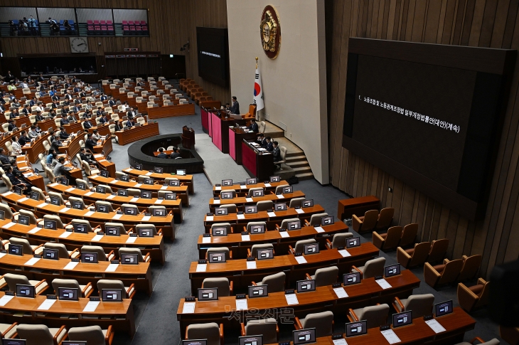 5일 서울 여의도 국회 본회의장에서 열린 제417회국회(임시회) 제1차 본회의에서 이른바 ‘노란봉투법’(노동조합법 및 노동관계조정법 개정안)이 상정되고 있다. 2024.8.5 오장환 기자