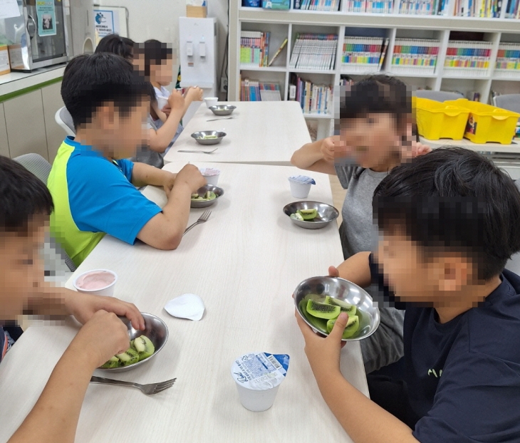 서울 영등포구 취약계층 어린이들이 구가 제공한 제철 과일을 먹고 있다. 영등포구 제공