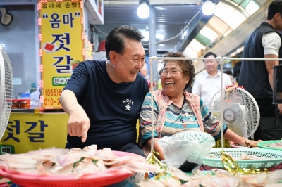 尹, 여름휴가 첫날 티셔츠 입고 통영시장 등장…상인들 격려