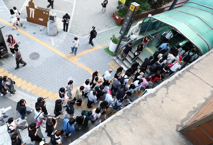 서울 성동구 성수역 3번 출구 앞이 퇴근하는 시민들로 붐비고 있다.  뉴시스