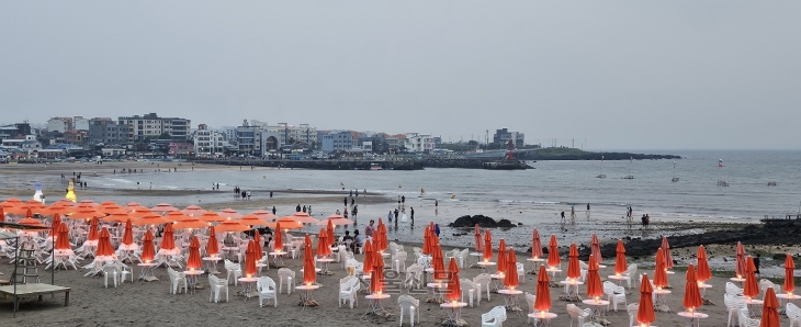 제주도는 최근 해수욕장 갑질 논란이 일자 해수욕장 파라솔과 평상 대여료를 각각 2만원과 3만원으로 통일했다. 사진은 이호테우해수욕장의 파라솔. 제주 강동삼 기자 제주도는 최근 해수욕장 갑질 논란이 일자 해수욕장 파라솔과 평상 대여료를 각각 2만원과 3만원으로 통일했다. 사진은 이호테우해수욕장의 파라솔. 제주 강동삼 기자