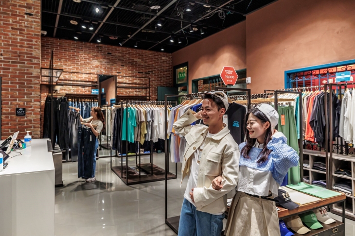 제주를 찾는 외국인 관광객이 대폭 늘면서 젊고 감각적인 디자이너 브랜드 중심의 상품을 찾는 MZ세대 외국인 개별관광객들의 발길도 크게 증가하고 있다. 사진은 드림타워 복합리조트 내 K패션몰 한컬렉션을 찾은 외국인 관광객들. 롯데관광개발 제공