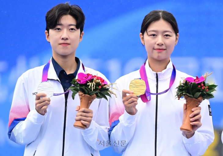 한국 양궁 국가대표 임시현이 7일 중국 항저우 푸양 인후 스포츠센터에서 열린 2022 항저우 아시안게임 양궁 리커브 여자 개인 결승전에서 우승을 차지한 뒤 메달 수여식에서 은메달을 차지한 안산 선수와 기념촬영을 하고 있다.2023.10.7 항저우 오장환 기자