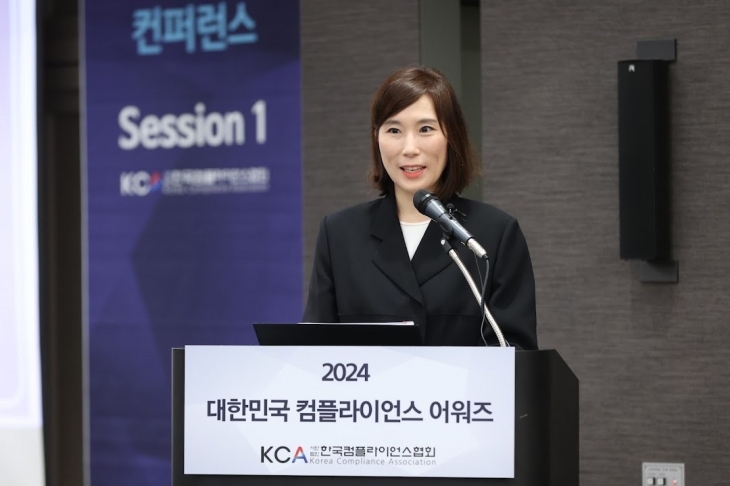 김은성 한국컴플라이언스협회(KCA) 이사장은 6일 서울신문과의 인터뷰에서 “직장 내 괴롭힘 금지법 시행으로 인한 변화 속 균형잡기를 모색해야 한다”고 설명했다. 사진은 김 이사장이 지난달 대한민국 컴플라이언스 어워즈 시상에 나선 모습.    KCA 제공