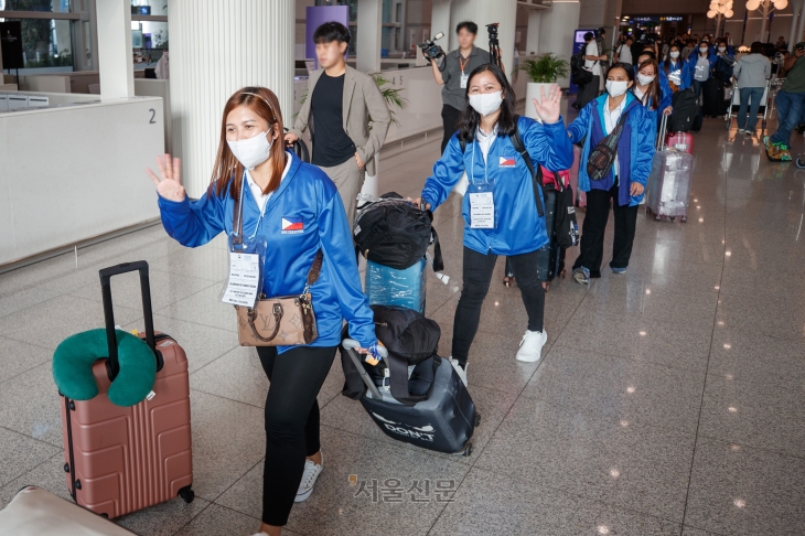 외국인 가사관리사 시범사업에 참여할 필리핀 노동자들이 6일 인천국제공항을 통해 입국하고 있다. 2024.8.6 공항사진기자단