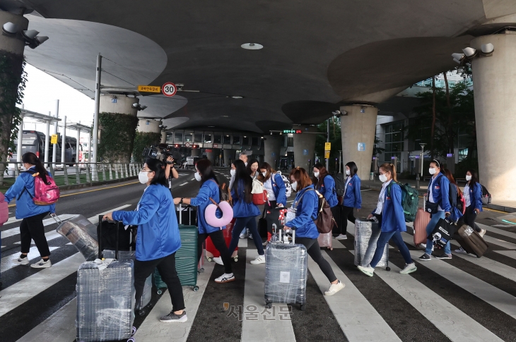 외국인 가사관리사 시범사업에 참여하는 필리핀 가사관리사들이 6일 아침 인천국제공항 제1터미널을 통해 입국한 뒤 버스로 이동하고 있다. 2024.8.6 공항사진기자단