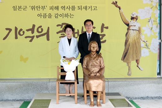 김동연 경기도지사가 24일 부인 정우영 여사와 함께 경기도청·경기도의회 앞 소녀상에 헌화한 후 기념 사진을 찍고 있다. (사진=경기도)