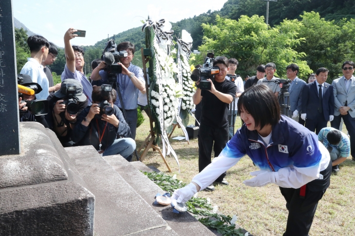 2024 파리올림픽 유도 여자 57kg급에서 은메달, 혼성 단체전에서 동메달을 딴 허미미 선수가 6일 오전 대구 군위군 삼국유사면 화수리에 조성된 독립운동가이자 현조부인 허석 지사의 기적비를 찾아 참배하고 올림픽 메달을 올려놓고 있다. 2024.8.6 연합뉴스