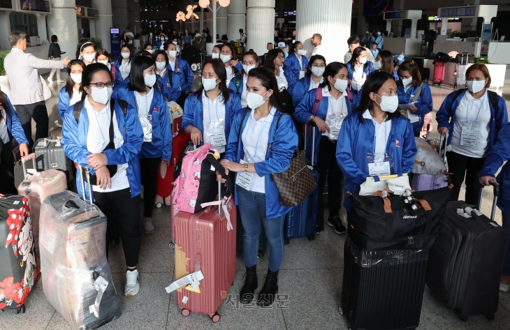 외국인 가사관리사 시범사업에 참여하는 필리핀 가사관리사들이 6일 아침 인천국제공항 제1터미널을 통해 입국한 뒤 버스로 이동하고 있다. 2024.8.6 공항사진기자단