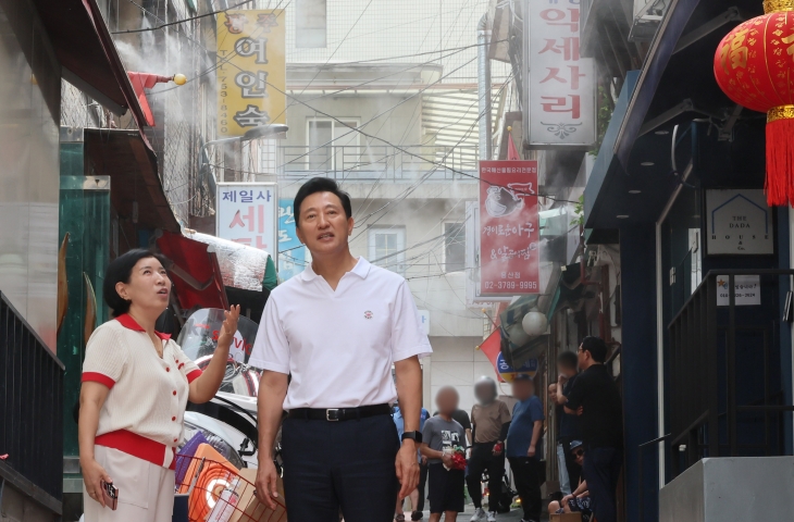 쪽방촌 쿨링포그 작동 상태 확인하는 오세훈 시장