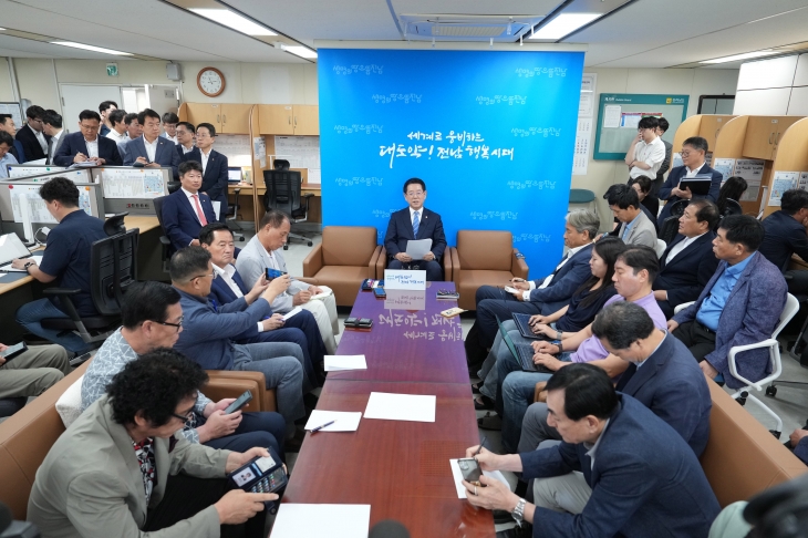 김영록 지사가 6일 도청 기자실에서 기자간담회를 열고 도정 현안을 설명하고 있다. 김영록 지사가 6일 도청 기자실에서 기자간담회를 열고 도정 현안을 설명하고 있다.