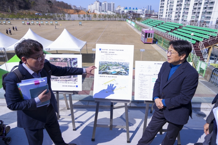 강기정 광주시장이 지난 3월 13일 남구 광주국제양궁장에서 열린 ‘제33회 정책소풍’에 참석해 세계양궁선수권대회 준비상황을 점검하고 있다. 광주광역시 제공