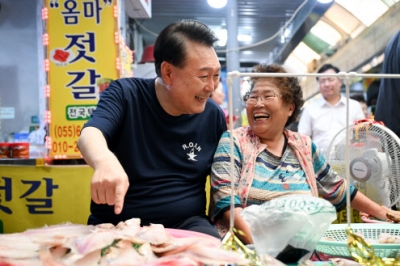 [포토] 윤 대통령, 여름휴가 중 통영중앙시장 방문