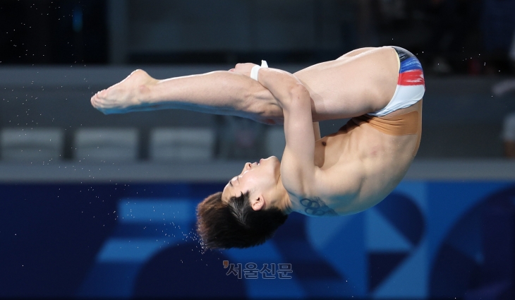 우하람이 6일(한국시간) 프랑스 파리 아쿠아틱센터에서 열린 2024 파리올림픽 다이빙 남자 3m 스프링보드 예선에서 연기를 펼치고 있다. 이날 우하람은 예선 25명 중 12위, 이재경도 16위에 올라 준결승에 동반 진출했다. 파리 박지환 기자