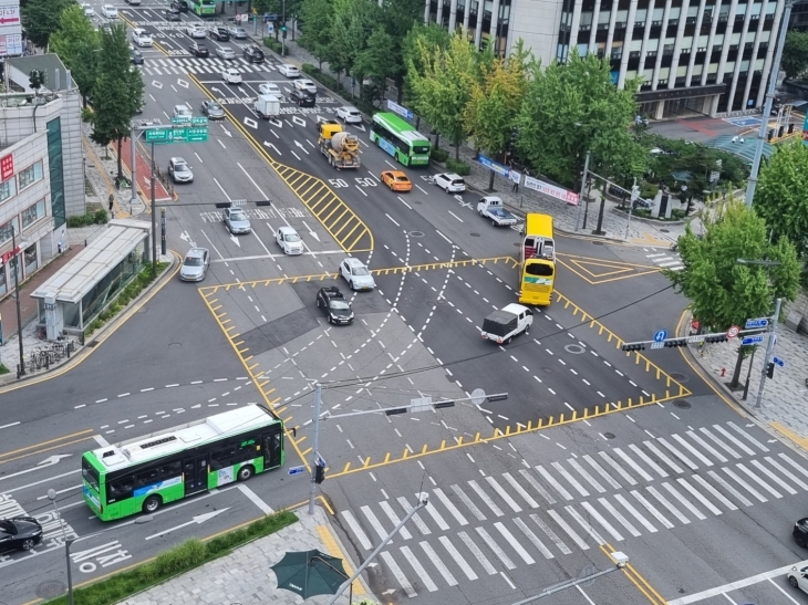 서울 종로구 경복궁역 교차로에 노란색 정차금지지대가 설치된 모습. 서울경찰청 제공