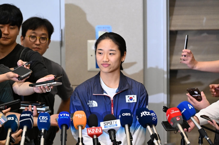 2024 파리올림픽 배드민턴 여자 단식에서 금메달을 딴 뒤 배드민턴협회의 선수 관리 문제 등을 지적한 안세영 선수가 7일 인천국제공항 2터미널을 통해 귀국한 뒤 기자들의 질문에 답하고 있다. 2024.8.7 도준석 전문기자