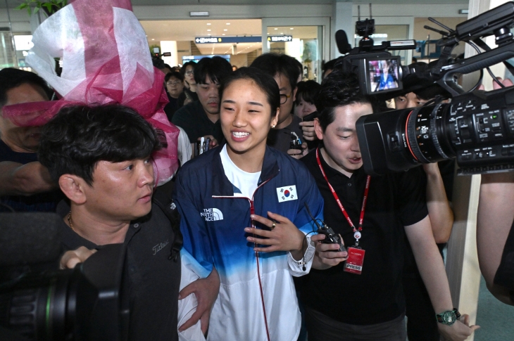 2024 파리올림픽 배드민턴 여자 단식에서 금메달을 딴 뒤 배드민턴협회의 선수 관리 문제 등을 지적한 안세영 선수가 7일 인천국제공항 2터미널을 통해 귀국하고 있다. 2024.8.7 도준석 전문기자