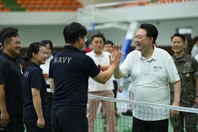 ‘휴가 중’ 尹, 진해 장병들과 농구·족구 즐겨…“안보와 경제 연결”