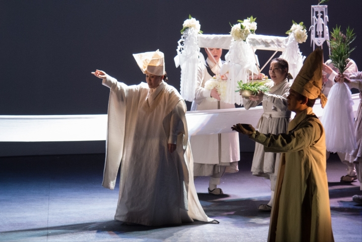 제30회 창무국제공연예술제에서 박병천가무악보존회와 창무회가 선보이는 ‘산 자를 위한 씻김굿’.  창무국제공연예술제 제공