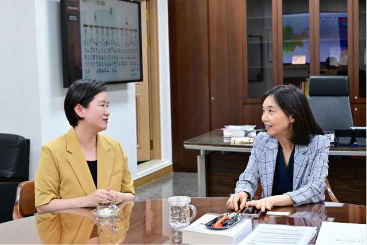 지난 6일 서울시의회를 방문한 신보라 한국여성인권진흥원장을 만나 환담을 나눈 최호정 서울시의회 의장(오른쪽)