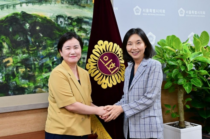 지난 6일 서울시의회를 방문한 신보라 한국여성인권진흥원장을 만나 환담을 나눈 최호정 서울시의회 의장(오른쪽)