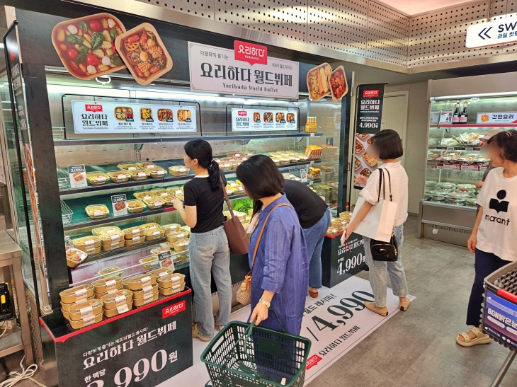 서울 송파구 롯데마트 제타플렉스 잠실점의 ‘요리하다 월드뷔페’ 코너에서 고객들이 상품을 고르고 있다. 롯데마트 제공