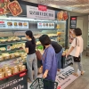 롯데마트, 균일가 델리 판매 뛰어들어…고물가에 치열해진 마트 델리 경쟁