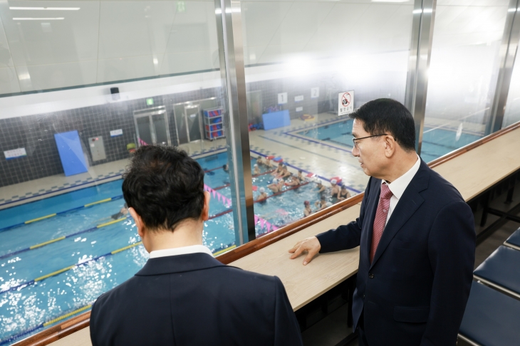 문헌일(오른쪽) 서울 구로구청장이 8일 구로구민체육센터 리모델링 재개관식을 마친 뒤 시설을 둘러보고 있다. 구로구 제공