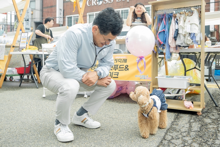 이기재 서울 양천구청장이 지난 6월 열린 양천구 반려동물 축제 때 반려견을 보며 웃고 있다. 양천구 제공