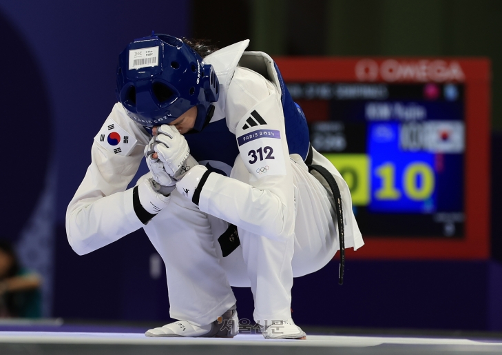 8일(현지시간) 프랑스 파리 그랑팔레 태권도경기장에서 열린 2024파리올림픽 태권도 여자 -57kg급 준결승전에서 한국 김유진이 중국의 뤄종스를 꺾고 결승에 진출하고 있다. 2024.8.8 파리 박지환 기자